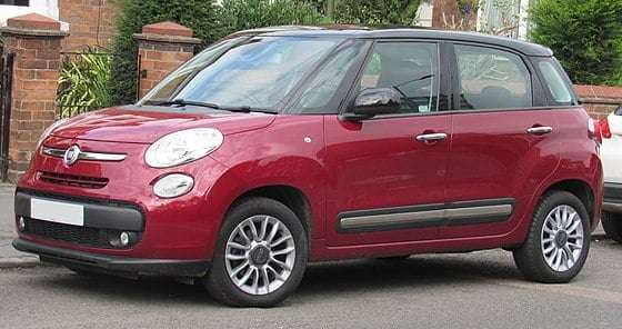 a red Fiat 500l with a black coloured roof