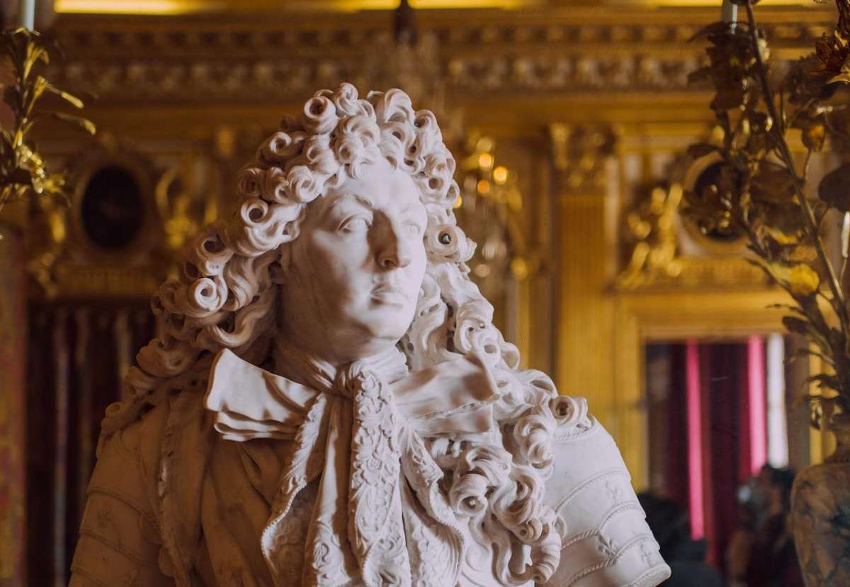 Why Is France the Leading Country in Luxury Fashion Brands?
