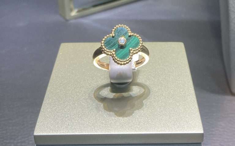 Van Cleef & Arpels green golden ring